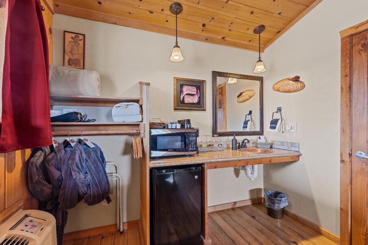 Trapper'S Rendezvous Bed & Breakfast Уилямс Екстериор снимка