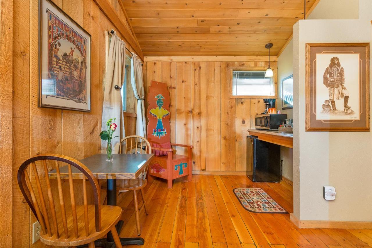 Trapper'S Rendezvous Bed & Breakfast Уилямс Екстериор снимка